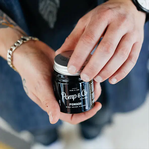 Låget tages af en pomade fra Pomp & Co.