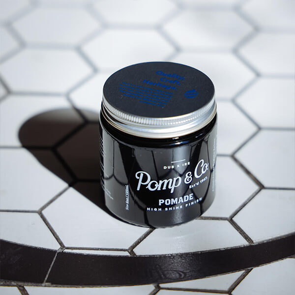 Pomade fra Pomp & Co. kommer i et eksklusivt udtryk og look.