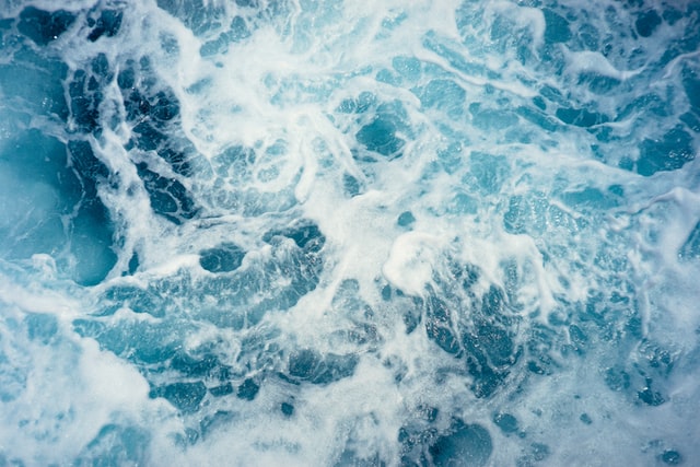 Saltvand i form af store flotte bølger