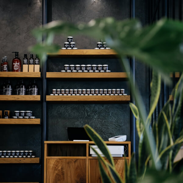 Pomp & Co. produkter på hylder i barbershop i Dublin.